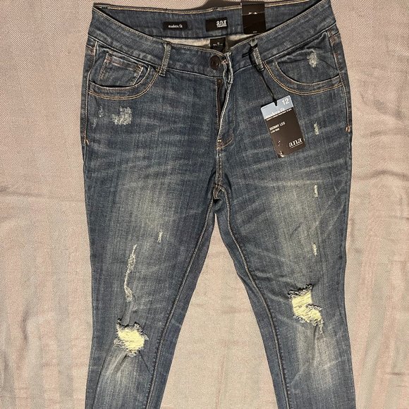 a.n.a. Modern Fit Skinny Leg Contoured Lower Rise Saddle Wash Jeans - Picture 4 of 7